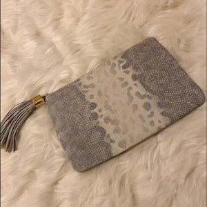 ✨G.I.L.I Gray Python/Reptile Embossed Clutch✨